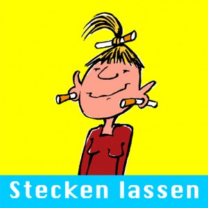 Cartoon einer lächelnden Person mit Bleistiften in den Ohren und im Haar auf gelbem Hintergrund. Darunter steht ein großer weißer Text auf blauem Hintergrund: "Stecken lassen".