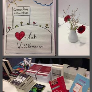 Eine Collage zeigt ein Flipchart mit einem handgezeichneten Willkommensschild für die Generation Smartphone, eine Vase mit roten Blumen auf einem Tisch und eine Auslage mit Büchern über digitales Burnout, Online-Sucht und Medienthemen.