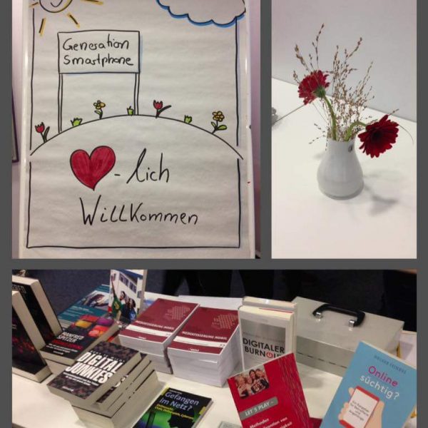 Eine Collage zeigt ein Flipchart mit einem handgezeichneten Willkommensschild für die Generation Smartphone, eine Vase mit roten Blumen auf einem Tisch und eine Auslage mit Büchern über digitales Burnout, Online-Sucht und Medienthemen.