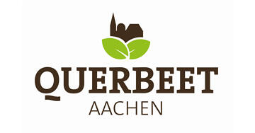 Logo für Querbeet Aachen mit braunem Text mit einer Grafik aus grünen Blättern und der Silhouette eines Gebäudes mit einer Spitze über dem Wort QUERBEET. Darunter steht in kleineren braunen Buchstaben AACHEN.