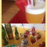 Eine Collage zeigt zwei Bilder: Das obere zeigt ein sprudelndes Orangengetränk in einem klaren Glas mit einer Erdbeere und einem festlichen Strohhalm; das untere zeigt Zutaten, einen Shaker und mehrere Gläser mit roten Getränken, Erdbeeren und Strohhalmen.