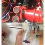 Eine Collage mit roten Brillen und Kegeln, einem Arm, der einen Türgriff dreht, und einer Person in Turnschuhen und Leggings, die auf roten Scheiben auf einem Holzboden mit Kegeln im Hintergrund rutscht.