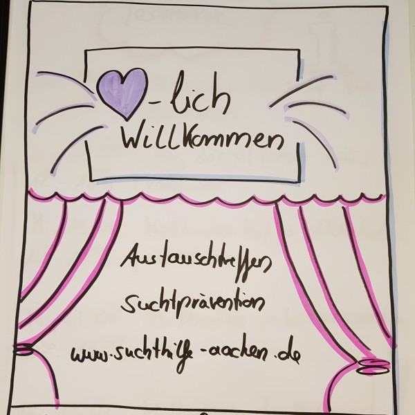 Handgezeichnetes Plakat mit einem lila Herz und den Worten Herzlich Willkommen auf einer Bühne mit Vorhängen, das für die Austauschtreffen Suchtprävention und die Website sucht.xq-intern.de wirbt.