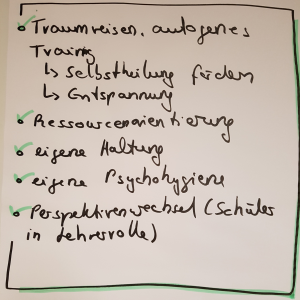 Eine handschriftliche Liste in deutscher Sprache auf weißem Papier mit grünem Rand. Dazu gehören: Traumreisen, autogenes Training, Ressourcenaktivierung, eigene Haltung, eigene Psychohygiene und Perspektivenwechsel.