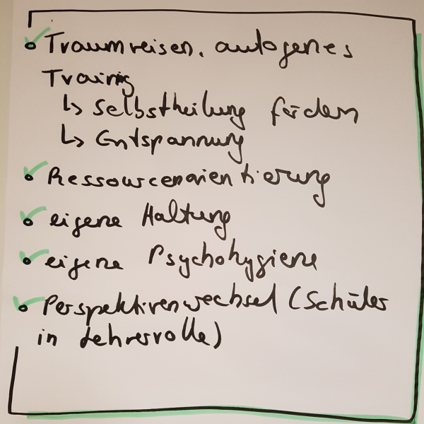 Eine handschriftliche Liste in deutscher Sprache auf weißem Papier mit grünem Rand. Dazu gehören: Traumreisen, autogenes Training, Ressourcenaktivierung, eigene Haltung, eigene Psychohygiene und Perspektivenwechsel.