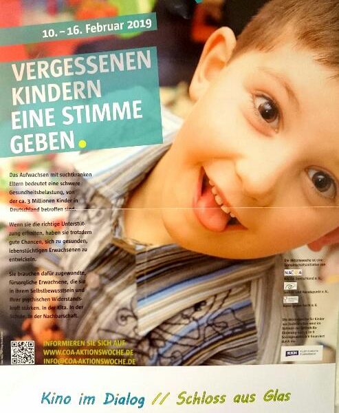 Ein Plakat mit einem lächelnden Kindergesicht und deutschem Text, das für die "Aktionswoche für Kinder aus Suchtfamilien" vom 10. bis 16. Februar 2019 wirbt, mit Veranstaltungshinweisen unten.
