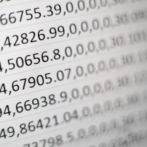 Nahaufnahme eines Computerbildschirms, auf dem Zeilen mit numerischen Daten angezeigt werden, die in durch Kommas getrennten Spalten formatiert sind, ähnlich wie in einer Tabellenkalkulation oder CSV-Datei. Die Zahlen sind auf der rechten Seite leicht unscharf.