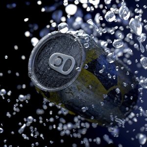 Eine Getränkedose mit Wassertropfen schwebt in der Luft, umgeben von spritzendem Wasser auf einem dunkelblauen Hintergrund.