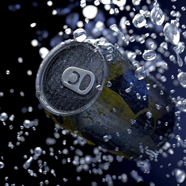 Eine Getränkedose mit Wassertropfen schwebt in der Luft, umgeben von spritzendem Wasser auf einem dunkelblauen Hintergrund.