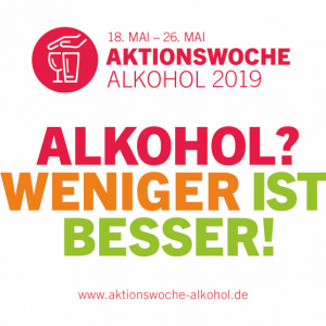 Plakat für die Aktionswoche Alkohol 2019 mit den Daten 18-26 Mai. Der Text lautet: "Alkohol? Weniger ist besser!" in kräftigen Farben und wirbt für einen reduzierten Alkoholkonsum. Website: www.aktionswoche-alkohol.de.