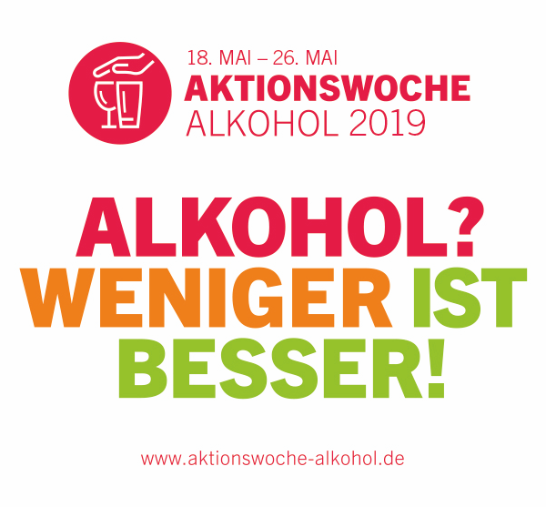 Plakat für die Aktionswoche Alkohol 2019 mit den Daten 18-26 Mai. Der Text lautet: "Alkohol? Weniger ist besser!" in kräftigen Farben und wirbt für einen reduzierten Alkoholkonsum. Website: www.aktionswoche-alkohol.de.