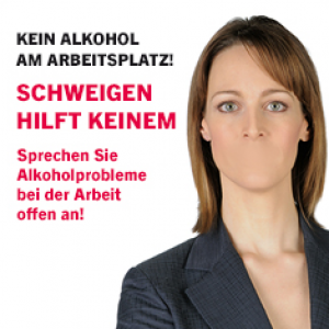 Eine Frau im Anzug steht mit verschränkten Armen; ihr Mund ist digital ausradiert. Der deutsche Text fordert dazu auf, Alkoholprobleme am Arbeitsplatz anzusprechen, erklärt, dass Schweigen niemandem hilft, und nennt eine Website für Informationen und Hilfe.
