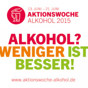 Plakat für die Aktionswoche Alkohol 2015 mit einem roten Symbol einer Hand, die ein Glas hält. Der große Text lautet: Alkohol? Weniger ist besser!" und ein Link zur Website ist darunter abgebildet.