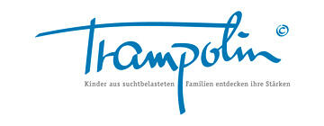 Blaues Trampolin-Logo mit dem Schriftzug Kinder aus suchtbelasteten Familien entdecken ihre Stärken auf Deutsch.