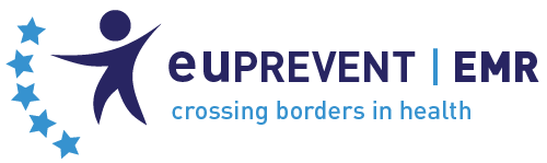 Logo für EUPREVENT EMR mit einer stilisierten menschlichen Figur, um die sich fünf blaue Sterne schlängeln, und dem Slogan Crossing Borders in Health unter dem Namen der Organisation.