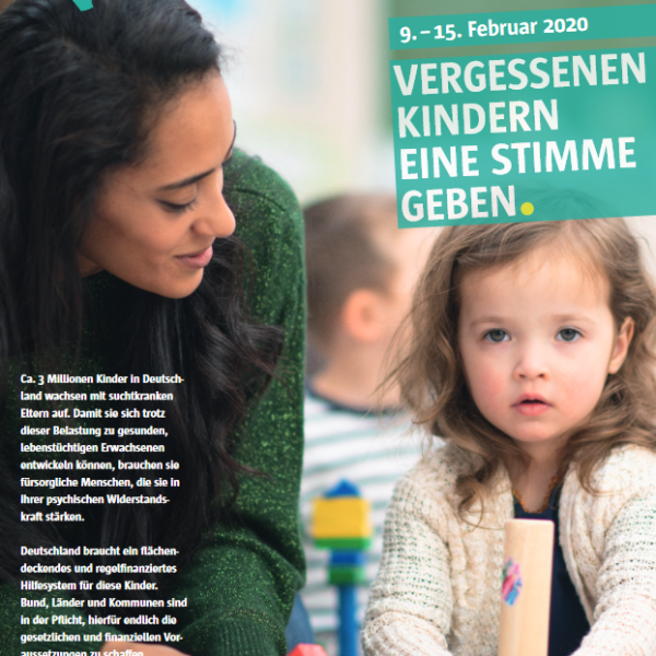 Eine Frau interagiert sanft mit einem jungen Mädchen, das einen Holzklotz hält. Das Bild wirbt für eine Sensibilisierungswoche für Kinder suchtkranker Eltern in Deutschland, mit hervorgehobenem Text und Veranstaltungsdetails auf der rechten Seite.