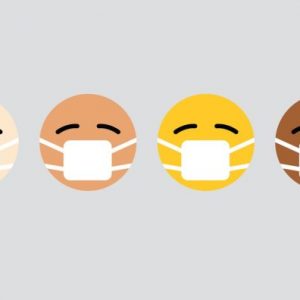 Vier Emoji-Gesichter mit unterschiedlichen Hauttönen, die jeweils eine weiße medizinische Gesichtsmaske tragen, sind auf einem hellgrauen Hintergrund aneinandergereiht.