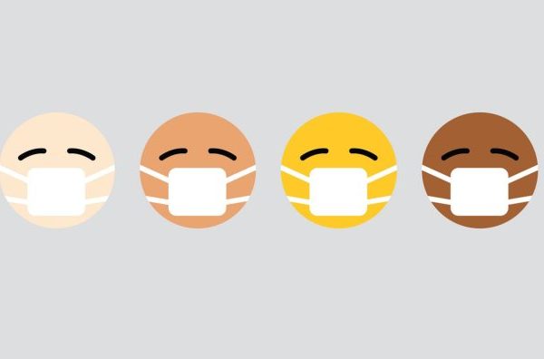 Vier Emoji-Gesichter mit unterschiedlichen Hauttönen, die jeweils eine weiße medizinische Gesichtsmaske tragen, sind auf einem hellgrauen Hintergrund aneinandergereiht.