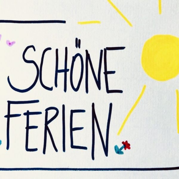 Der handgezeichnete Text lautet Schöne Ferien auf Deutsch und bedeutet Frohe Feiertage. Das Bild enthält eine gelbe Sonne in der oberen rechten Ecke, Herzen und kleine Blumen in den Ecken des Rahmens.