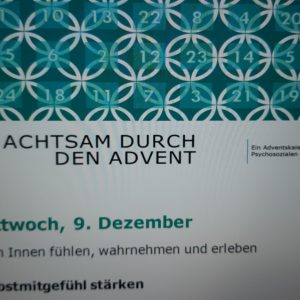Ein deutsches Adventskalenderblatt mit einem geometrischen Muster, dem Text Achtsam durch den Advent und Details für Mittwoch, den 9. Dezember, mit dem Schwerpunkt auf Achtsamkeit und Selbstmitgefühl.