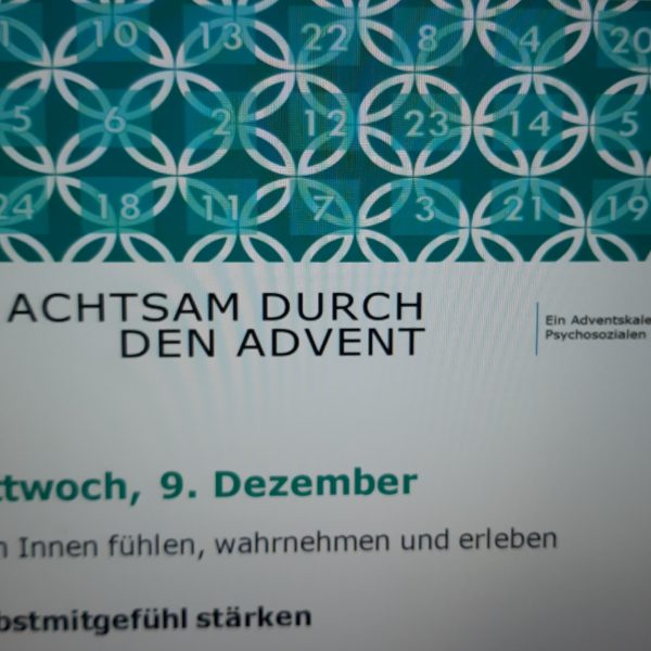 Ein deutsches Adventskalenderblatt mit einem geometrischen Muster, dem Text Achtsam durch den Advent und Details für Mittwoch, den 9. Dezember, mit dem Schwerpunkt auf Achtsamkeit und Selbstmitgefühl.
