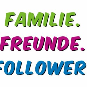 Textgrafik mit drei Wörtern in deutscher Sprache: FAMILIE. in grün, FREUNDE. in rosa und FOLLOWER. in blau, jeweils in fetter, verspielter Schrift auf weißem Hintergrund.