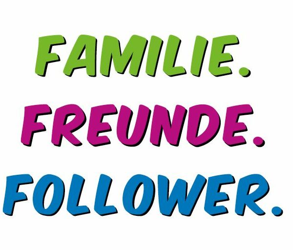 Textgrafik mit drei Wörtern in deutscher Sprache: FAMILIE. in grün, FREUNDE. in rosa und FOLLOWER. in blau, jeweils in fetter, verspielter Schrift auf weißem Hintergrund.