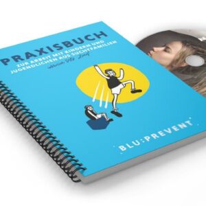 Ein spiralgebundenes Arbeitsbuch mit dem Titel Praxisbuch mit blauem Einband, illustrierten Abbildungen und deutschem Text, das neben einer teilweise sichtbaren CD mit dem Gesicht einer Frau liegt.