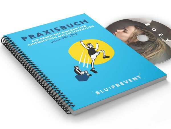 Ein spiralgebundenes Arbeitsbuch mit dem Titel Praxisbuch mit blauem Einband, illustrierten Abbildungen und deutschem Text, das neben einer teilweise sichtbaren CD mit dem Gesicht einer Frau liegt.
