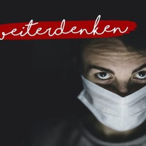 Eine Person mit einer weißen Gesichtsmaske blickt vor einem dunklen Hintergrund direkt in die Kamera. Das Wort "Weiterdenken" ist in roter Schrift über dem Bild zu lesen.