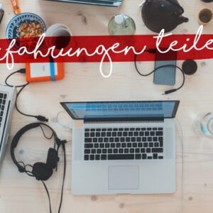 Ein Arbeitsbereich mit einem Laptop, Kopfhörern, Notebook, Snacks, Getränken und Elektronik auf einem hellen Holztisch. Auf einem roten Banner mit weißer Schrift steht "Erfahrungen teilen".