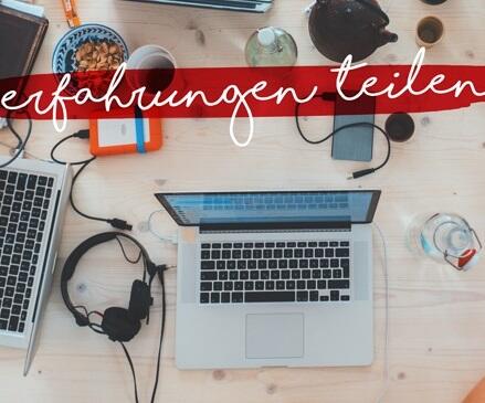 Ein Arbeitsbereich mit einem Laptop, Kopfhörern, Notebook, Snacks, Getränken und Elektronik auf einem hellen Holztisch. Auf einem roten Banner mit weißer Schrift steht "Erfahrungen teilen".