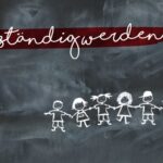 Eine Puppe mit orangefarbenen Ohren und grauem Körper steht neben Kreidezeichnungen von fünf Kindern, die sich an einer Tafel an den Händen halten. Darüber steht in weißer Schrift auf einem roten Pinselstrich das deutsche Wort eigenständigwerden.