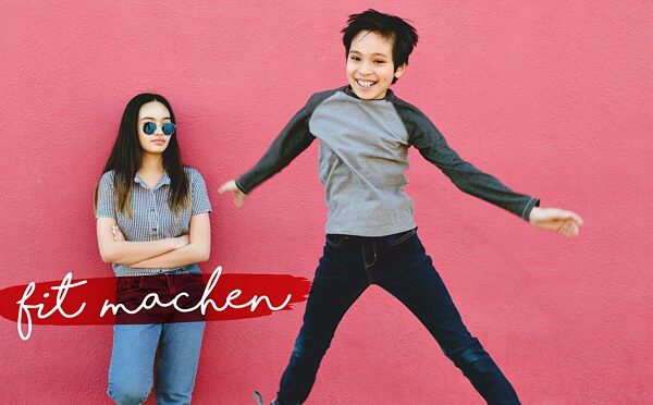 Zwei Kinder stehen vor einer rosafarbenen Wand; eines springt energisch, während das andere, das eine Sonnenbrille trägt, mit verschränkten Armen dasteht. Unten links steht der Text "fit machen".
