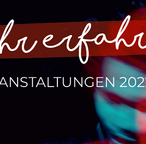 Text in stilisierter Schrift lautet mehr erfahren über VERANSTALTUNGEN 2022 auf dunklem Hintergrund mit einem verschwommenen, abstrakten Gesicht in blauen und roten Farbtönen auf der rechten Seite.