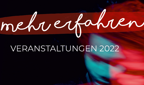 Text in stilisierter Schrift lautet mehr erfahren über VERANSTALTUNGEN 2022 auf dunklem Hintergrund mit einem verschwommenen, abstrakten Gesicht in blauen und roten Farbtönen auf der rechten Seite.