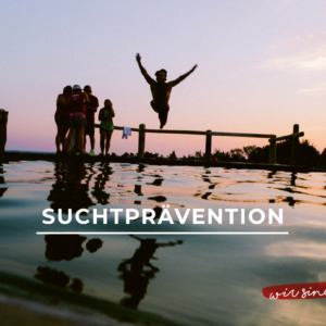 Eine Person springt bei Sonnenuntergang in einen Pool, während eine Gruppe am Wasser steht. Das Wort SUCHTPRÄVENTION ist zentriert, und wir sind da erscheint in roter Schrift unten rechts.