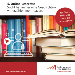 Ein Stapel aufgeschlagener Bücher liegt auf einem Tisch vor einem bunten Bücherregal. Ein Symbol einer Person an einem Computer mit einer Play-Taste überlagert das Bild. Der Text wirbt für eine Online-Leseveranstaltung über Suchtgeschichten.