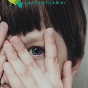 Ein Kind bedeckt den größten Teil seines Gesichts mit den Händen, so dass ein Auge sichtbar ist. Der Text darüber lautet Aktionswoche für Kinder aus Suchtfamilien mit zwei Handsymbolen, einem grünen und einem blauen.
