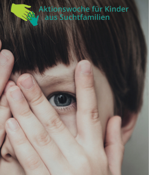 Ein Kind bedeckt den größten Teil seines Gesichts mit den Händen, so dass ein Auge sichtbar ist. Der Text darüber lautet Aktionswoche für Kinder aus Suchtfamilien mit zwei Handsymbolen, einem grünen und einem blauen.