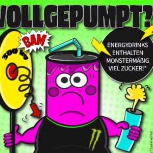 Cartoon-Energydrink-Dose mit Armen, die ein 300 kg schweres Gewicht heben und einen Sprudelstab halten. Der deutsche Text warnt, dass Energydrinks extrem viel Zucker enthalten. Der Hintergrund ist grün mit VOLLGEPUMPT? in fetten Buchstaben oben.