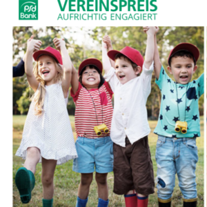 Vier kleine Kinder stehen im Freien, halten sich an den Händen und lächeln. Sie tragen rote Hüte und Freizeitkleidung, zwei Kinder tragen Spielzeugkameras um den Hals. Der Schauplatz ist ein Park oder eine Wiese mit Bäumen im Hintergrund.