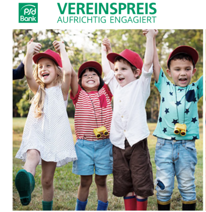Vier kleine Kinder stehen im Freien, halten sich an den Händen und lächeln. Sie tragen rote Hüte und Freizeitkleidung, zwei Kinder tragen Spielzeugkameras um den Hals. Der Schauplatz ist ein Park oder eine Wiese mit Bäumen im Hintergrund.