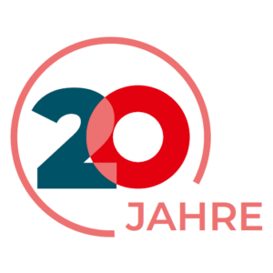 Stilisiertes Logo mit der Zahl 20 und darunter JAHRE, was auf ein 20-jähriges Jubiläum hinweist. Das Design besteht aus sich überlappenden blauen und roten Zahlen mit einem teilweise offenen kreisförmigen Umriss.