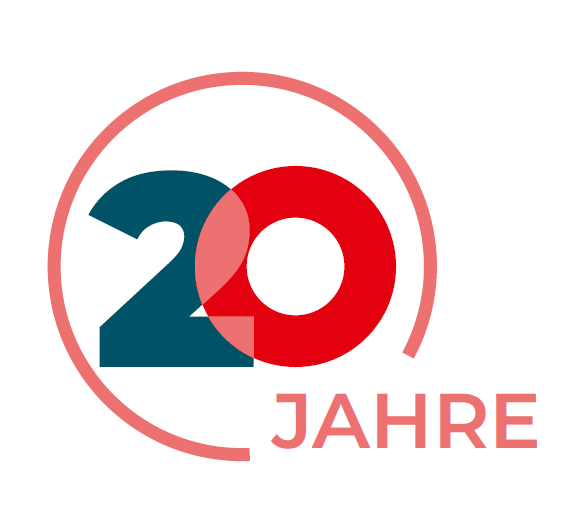 Stilisiertes Logo mit der Zahl 20 und darunter JAHRE, was auf ein 20-jähriges Jubiläum hinweist. Das Design besteht aus sich überlappenden blauen und roten Zahlen mit einem teilweise offenen kreisförmigen Umriss.