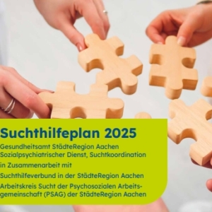 Vier Hände halten jeweils ein großes hölzernes Puzzleteil und versuchen, es zusammenzufügen. Darunter ist auf einem grün-blauen Banner ein Text zum Suchthilfeplan 2025 der StädteRegion Aachen zu lesen.