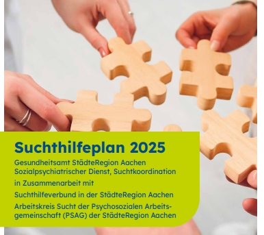 Vier Hände halten jeweils ein großes hölzernes Puzzleteil und versuchen, es zusammenzufügen. Darunter ist auf einem grün-blauen Banner ein Text zum Suchthilfeplan 2025 der StädteRegion Aachen zu lesen.