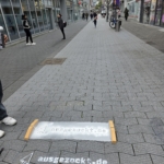 Auf dem Boden in der Adalbertstraße sind man den Schriftzug abgezockt.de.
