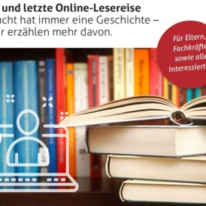 Eine Bücherwand mit offenen Büchern