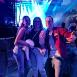 Das Team von Feuervogel freut sich vor der Bühne auf das Konzert von Nico Santos bei den Kurparkclassix.